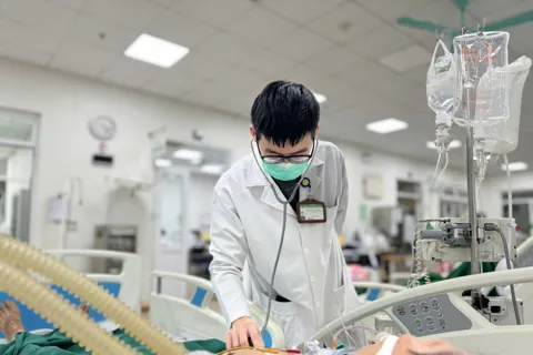 Nghiện thuốc lá, bỏ điều trị lao phổi, người đàn ông 73 tuổi suy hô hấp nặng