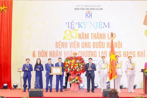 BV Ung Bướu Hà Nội đón nhận Huân chương Lao động hạng Nhì