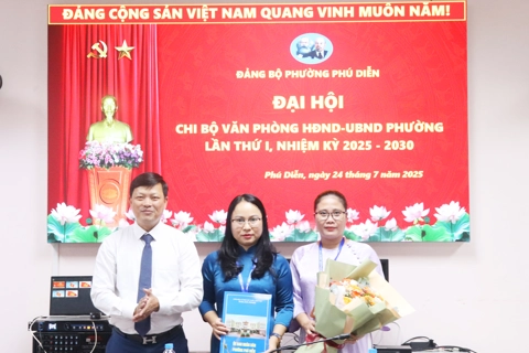 Chi bộ Văn phòng HĐND - UBND Phú Diễn sẵn sàng cho nhiệm kỳ mới