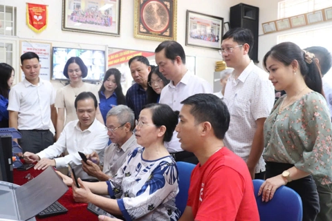 Đông Ngạc huy động sức mạnh toàn dân trong chuyển đổi số qua phong trào “Bình dân học vụ số”