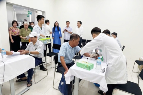 Phường Đông Ngạc khám, tư vấn sức khỏe, cấp thuốc miễn phí cho hơn 700 đối tượng chính sách dịp 27/7