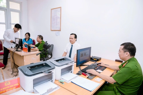 Phường Đông Ngạc kiểm tra điểm thu nhận, nhập dữ liệu, chụp ảnh đổi thẻ đảng viên
