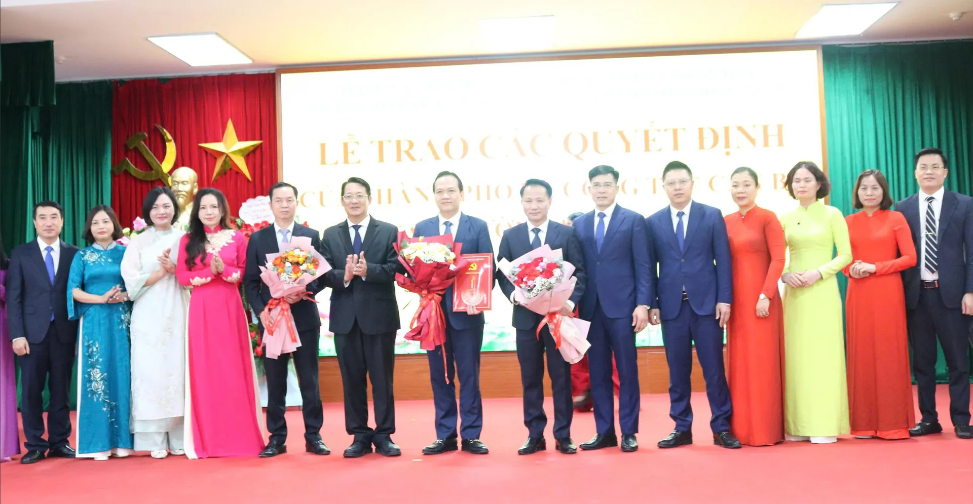 Trao các Quyết định về tổ chức bộ máy và công tác cán bộ tại phường Đông Ngạc