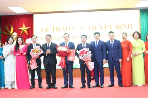 Lãnh đạo Hà Nội trao quyết định công tác cán bộ tại phường Đông Ngạc