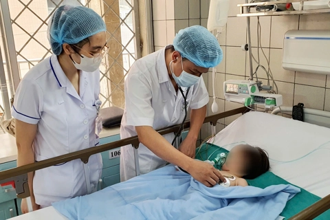 Ngã vào xô nước thải điều hòa, bé gái gần 2 tuổi may mắn qua cơn nguy kịch