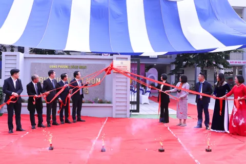 Hà Nội: Phường Đông Ngạc gắn biển công trình chào mừng Đại hội Đảng bộ TP Hà Nội lần thứ XVIII

