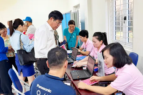 Phường Tây Tựu hỗ trợ, hướng dẫn người dân miễn phí kê khai, nộp hồ sơ TTHC