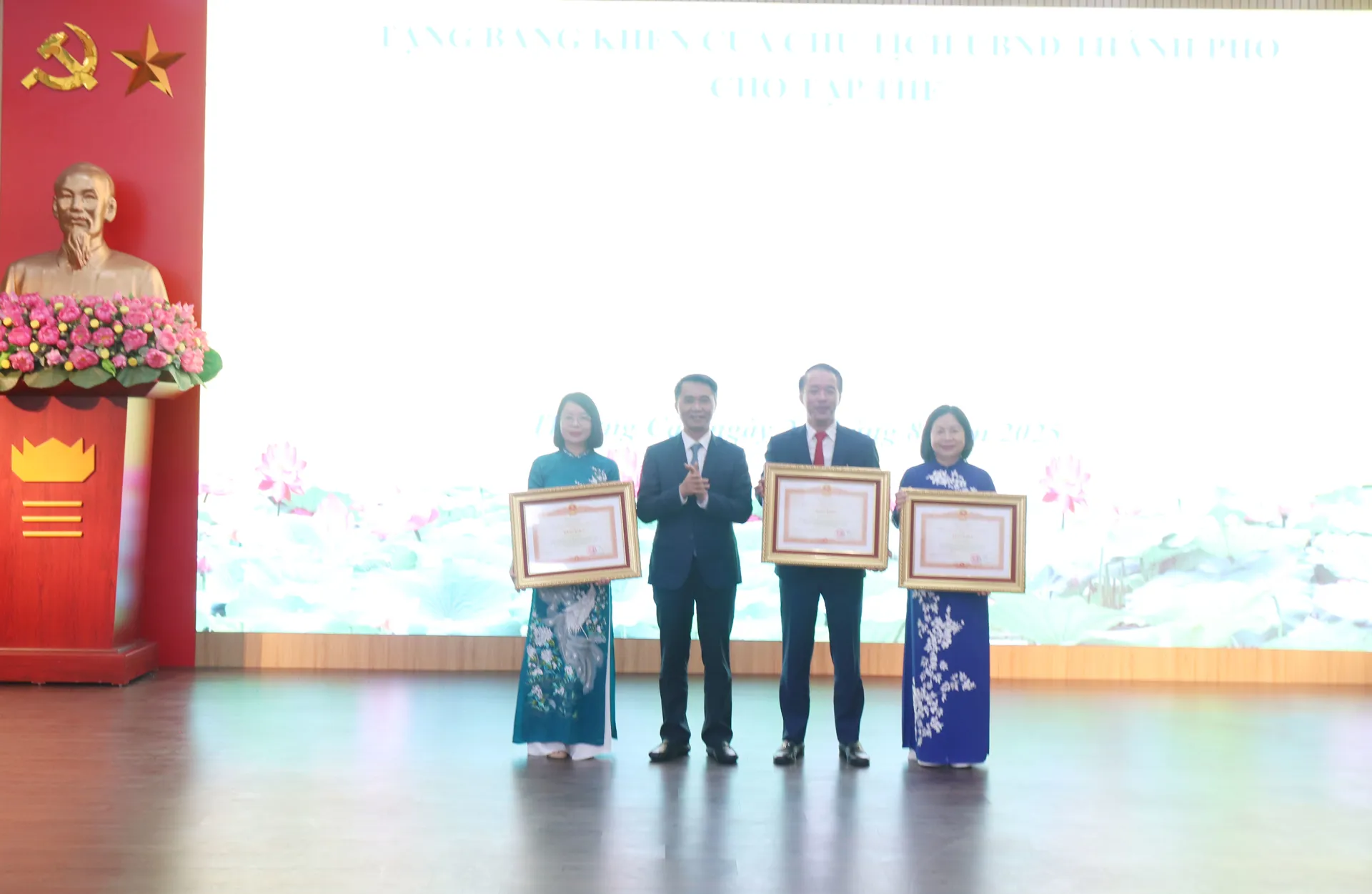 Bí thư Lưu Ngọc Hà và nhiều lãnh đạo phường Thượng Cát nhận Bằng khen của Thủ tướng