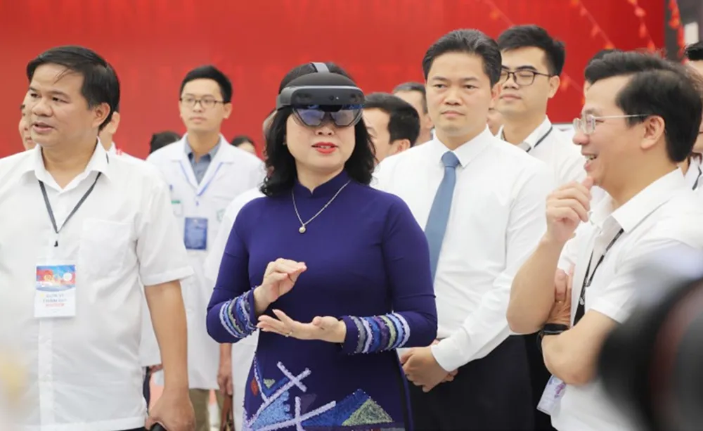 Bộ trưởng Bộ Y tế và Bộ trưởng Bộ GD&ĐT thăm gian triển lãm 80 năm ngành y tế Việt Nam