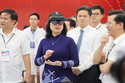 Bộ trưởng Bộ Y tế và Bộ trưởng Bộ GD&ĐT thăm gian triển lãm 80 năm ngành y tế Việt Nam