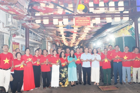 Phường Phú Diễn khánh thành công trình Dân vận khéo "Cổng chào và trang trí hoa đèn tại khu dân cư tổ 9"