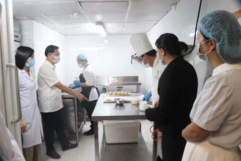 Kiểm tra đột xuất khách sạn 5 sao Du Parc và Sofitel Legend Metropole Hà Nội sản xuất bánh Trung thu
