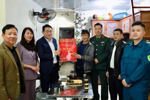 Lãnh đạo phường Xuân Đỉnh thăm, tặng quà Tết người có công, người có hoàn cảnh khó khăn