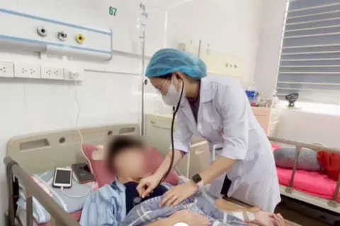 Nam sinh 14 tuổi bị nhiễm khuẩn cầu tụ vàng nặng sau vết cắn của lợn nuôi