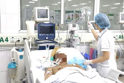 Bố nguy kịch vì biến chứng thủy đậu lây từ con