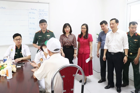 Phường Phú Diễn khám, tư vấn sức khỏe, cấp thuốc miễn phí cho hơn 300 người có công dịp 27/7
