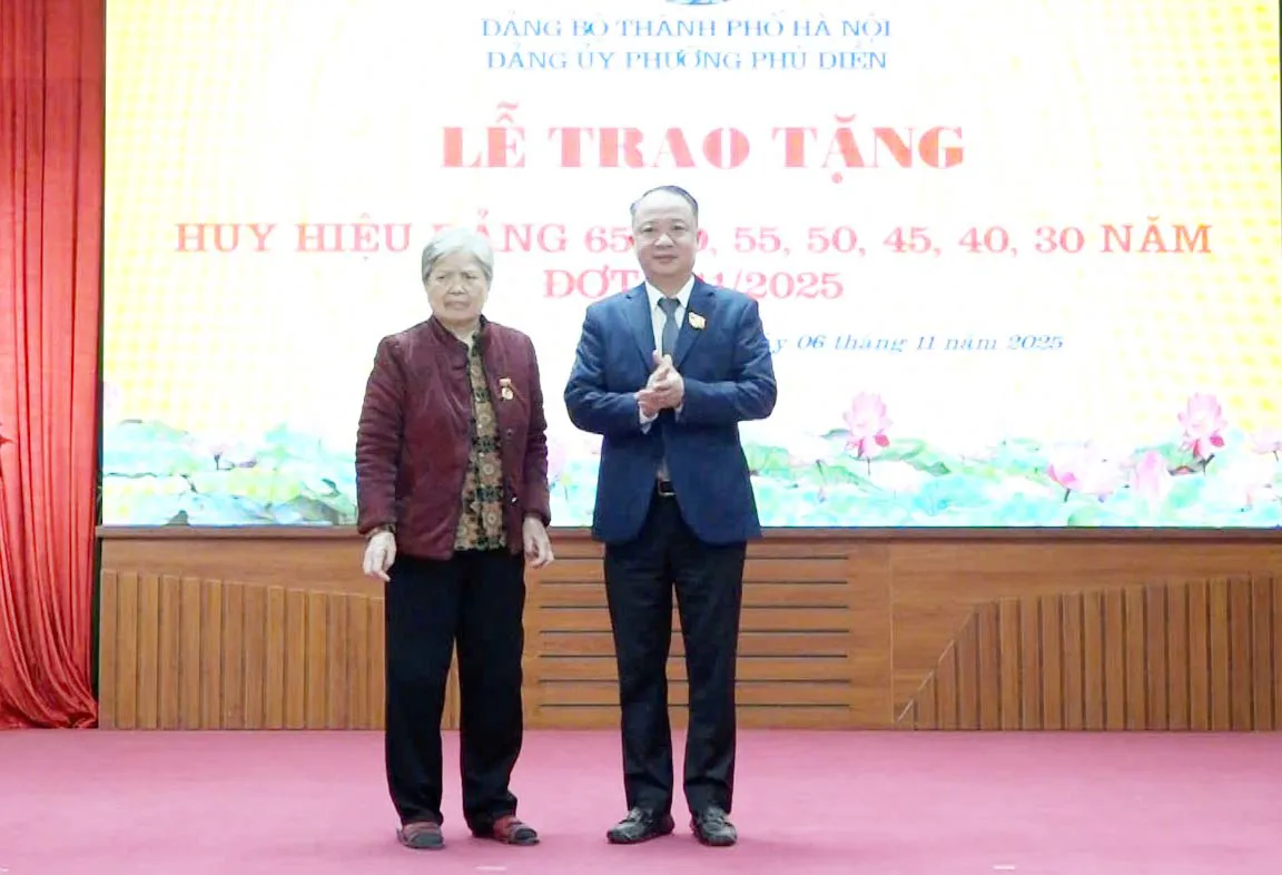 Đảng ủy phường Phú Diễn trao tặng Huy hiệu Đảng đợt 7/11