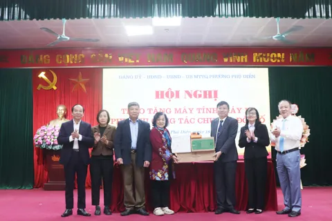 Phường Phú Diễn trao tặng máy tính, máy in cho 52 tổ dân phố