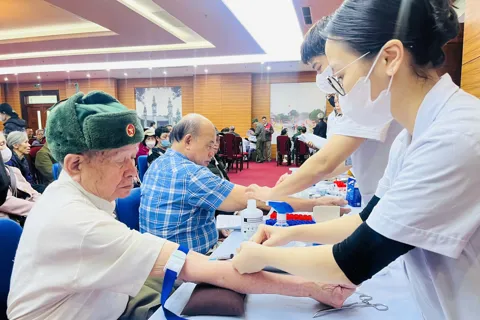 Phường Tây Tựu khám, tư vấn sức khỏe cho hơn 300 người có công nhân dịp Tết Bính Ngọ 