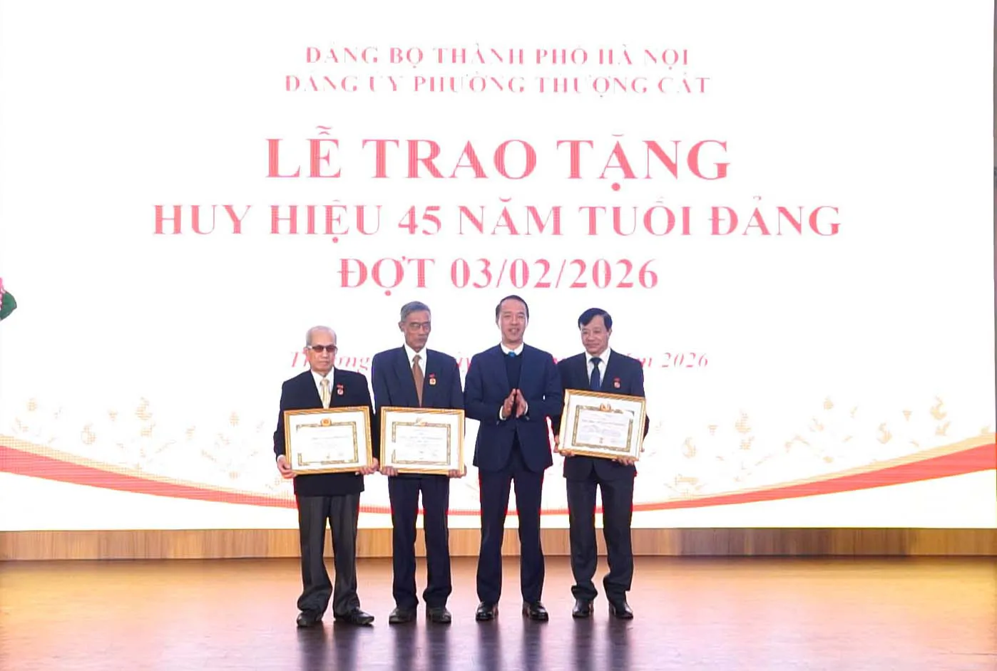 Phường Thượng Cát trao tặng Huy hiệu Đảng đợt 3/2