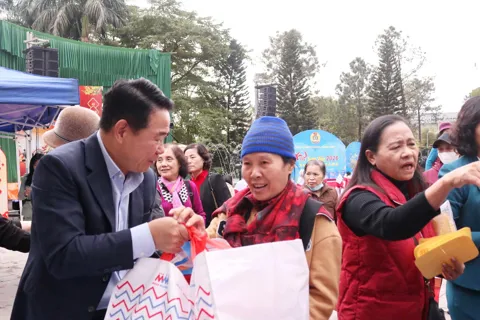 “Xuân đoàn kết - Tết nghĩa tình”: phường Xuân Đỉnh mang Tết ấm đến với mọi nhà