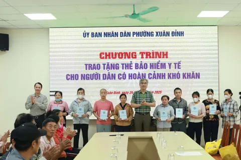 Phường Xuân Đỉnh tặng 33 thẻ BHYT cho người có hoàn cảnh khó khăn