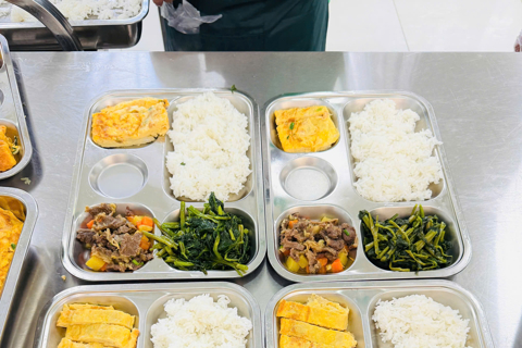 Chủ tịch UBND TP yêu cầu khẩn trương xác minh thông tin “rau trôi nổi" nguồn gốc đưa vào bếp ăn trường học

