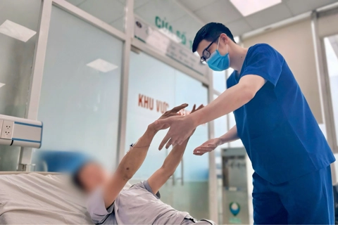 Nắng nóng đỉnh điểm, nhiều người nhập viện do say nắng, sốc nhiệt

