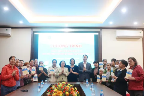 Hà Nội trao tặng 15 thẻ BHYT cho phụ nữ phường Đông Ngạc có hoàn cảnh khó khăn