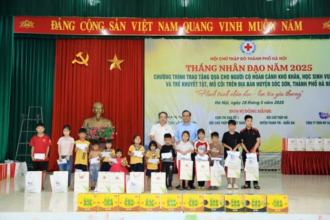 Tặng quà cho người dân, học sinh khó khăn, khuyết tật huyện Sóc Sơn, Hà Nội