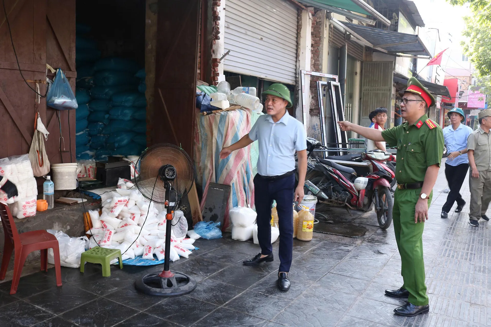 Phường Tây Tựu ra quân chấn chỉnh trật tự đô thị, vệ sinh môi trường