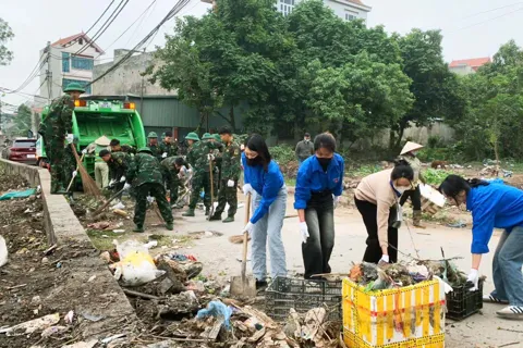 Phường Tây Tựu ra quân làm sạch sông Pheo, quyết tâm tháo gỡ "điểm nghẽn" môi trường