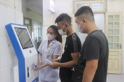 Từ ngày 1/6, người dân sẽ khám bệnh bằng thẻ BHYT điện tử thay thẻ giấy
