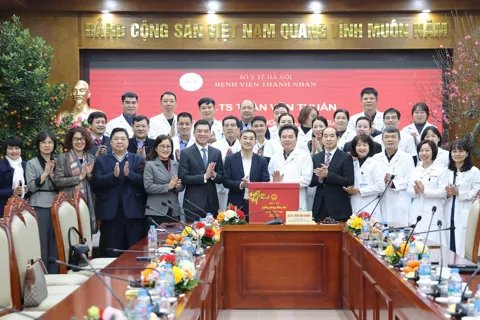 Thứ trưởng Bộ Y tế Trần Văn Thuấn thăm và chúc Tết Bệnh viện Thanh Nhàn