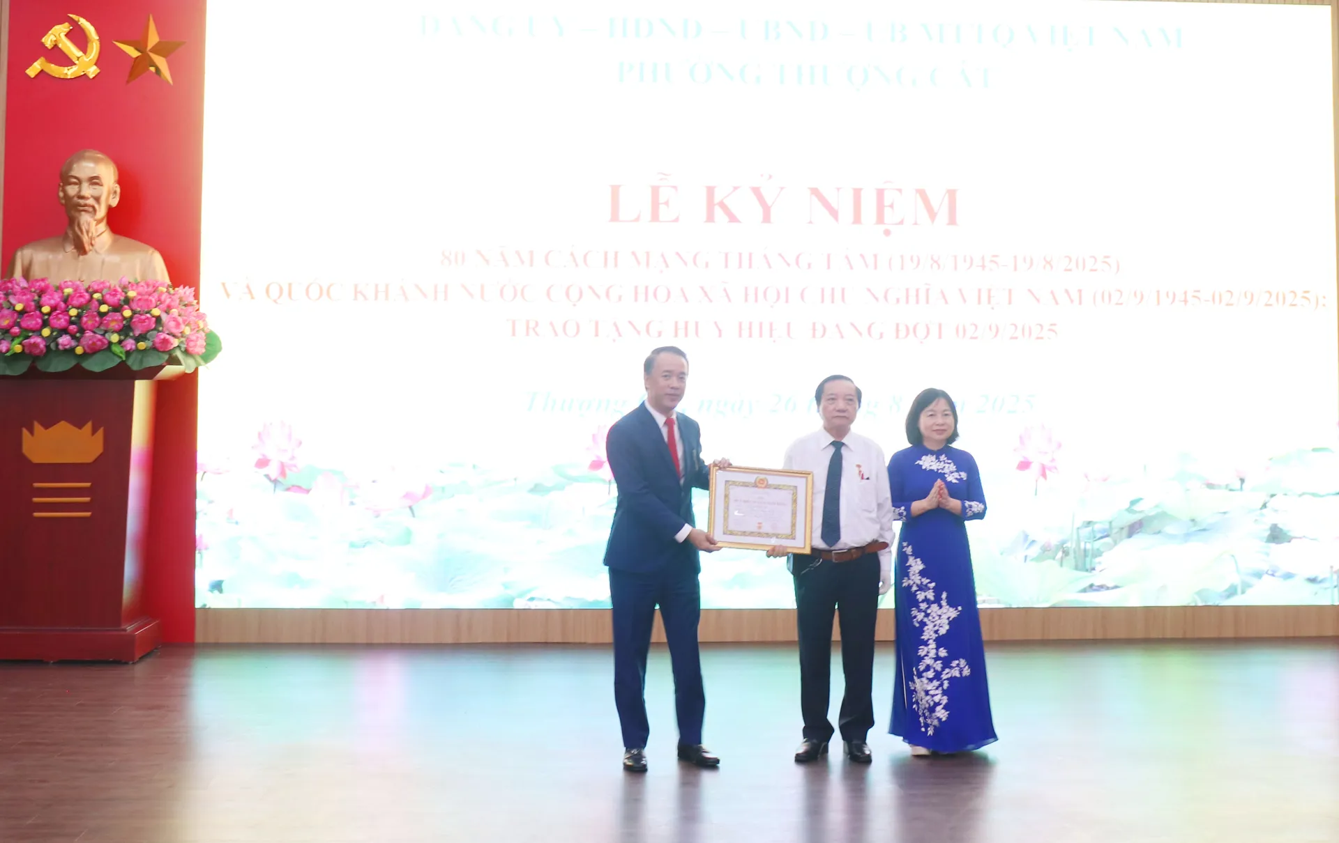 Phường Thượng Cát kỷ niệm 80 năm Quốc khánh, trao Huy hiệu Đảng tặng 16 đảng viên