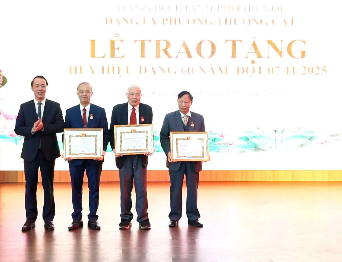 Phường Thượng Cát trao Huy hiệu Đảng tặng các đảng viên đợt 7/11