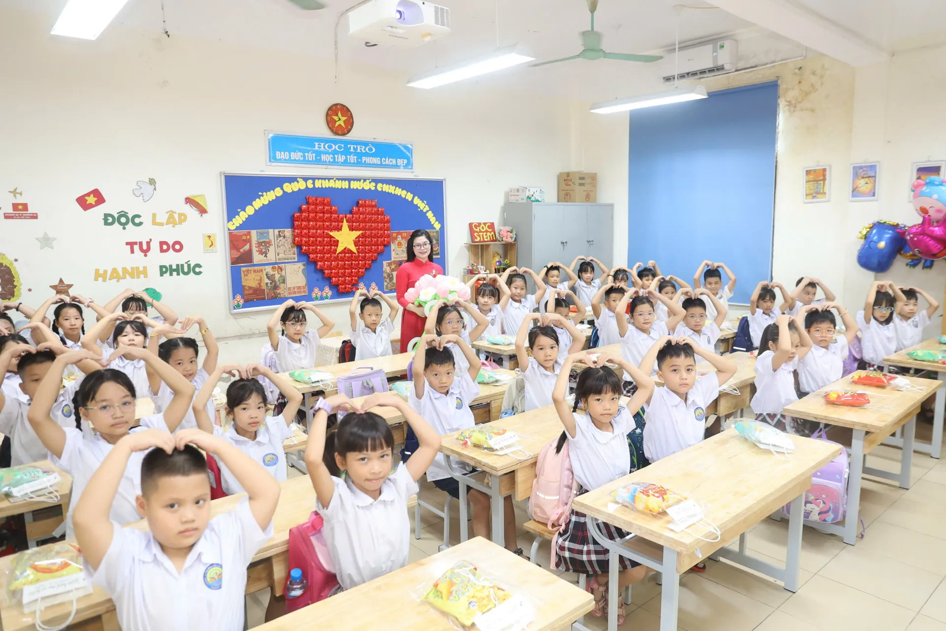 Hàng nghìn học sinh Thượng Cát, Xuân Đỉnh, Đông Ngạc hân hoan bước vào năm học mới