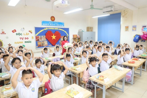 Hàng nghìn học sinh Thượng Cát, Xuân Đỉnh, Đông Ngạc hân hoan bước vào năm học mới