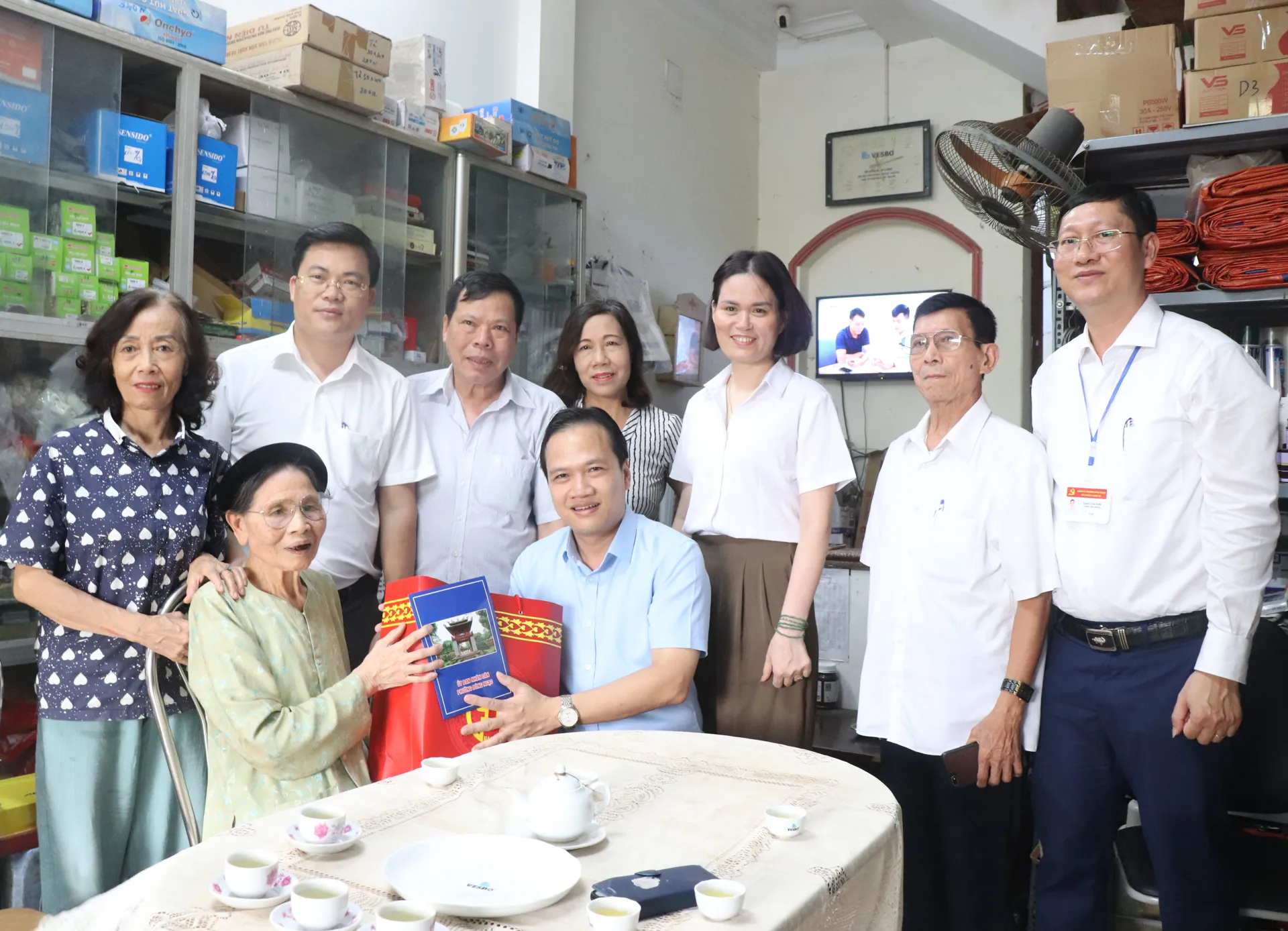 Phường Đông Ngạc tri ân những cống hiến của các gia đình có công với cách mạng
