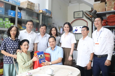 Phường Đông Ngạc tri ân những cống hiến của các gia đình có công với cách mạng
