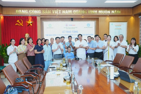 Trao tặng thẻ BHYT - “phao cứu hộ” tiếp sức cho người khó khăn