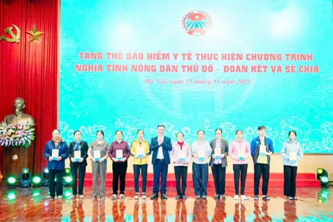 Tặng thẻ BHYT cho người có hoàn cảnh khó khăn: chính sách nhân văn lan tỏa mạnh mẽ
