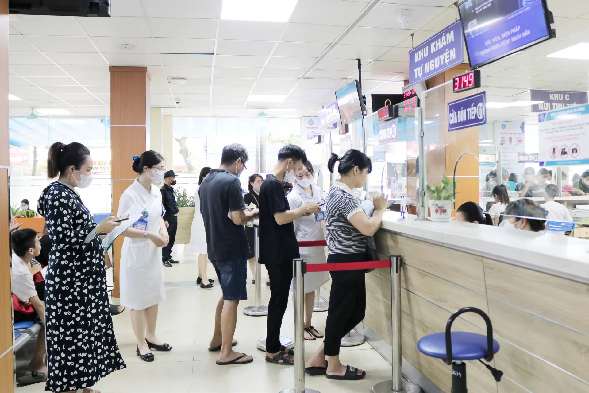 Hà Nội yêu cầu đảm bảo an toàn tuyệt đối cho người bệnh bão số 3