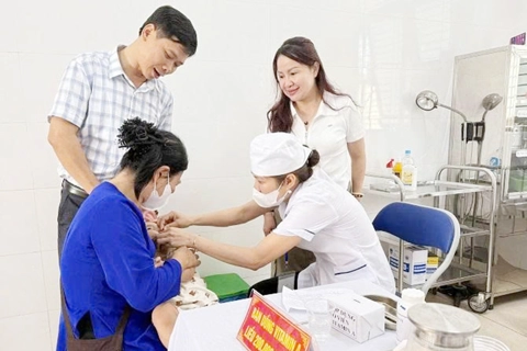 Hà Nội đồng loạt cho trẻ 6-35 tháng tuổi uống vitamin A