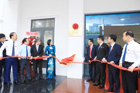 Phường Xuân Đỉnh gắn biển trụ sở làm việc mới và tên phố Nguyễn Hữu Liêu