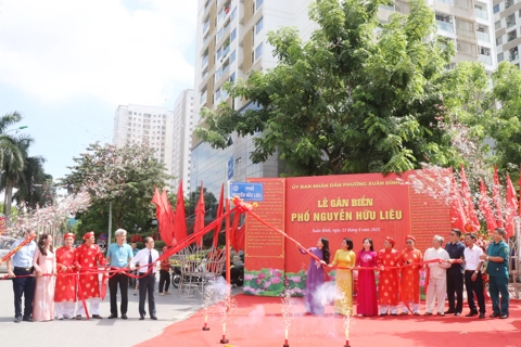 Phường Xuân Đỉnh gắn biển tên phố Nguyễn Hữu Liêu và Doãn Khuê