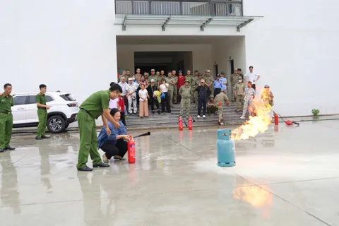 Xuân Đỉnh: gần 200 lực lượng dân phòng, hộ kinh doanh được trang bị kỹ năng thoát hiểm khi hoả hoạn
