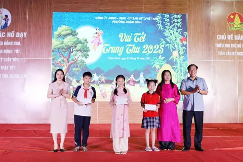 Phường Xuân Đỉnh tặng quà tới 111 trẻ em có hoàn cảnh đặc biệt nhân dịp Tết Trung thu