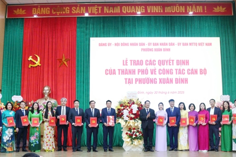 Công bố các Quyết định về tổ chức bộ máy và nhân sự phường Xuân Đỉnh
