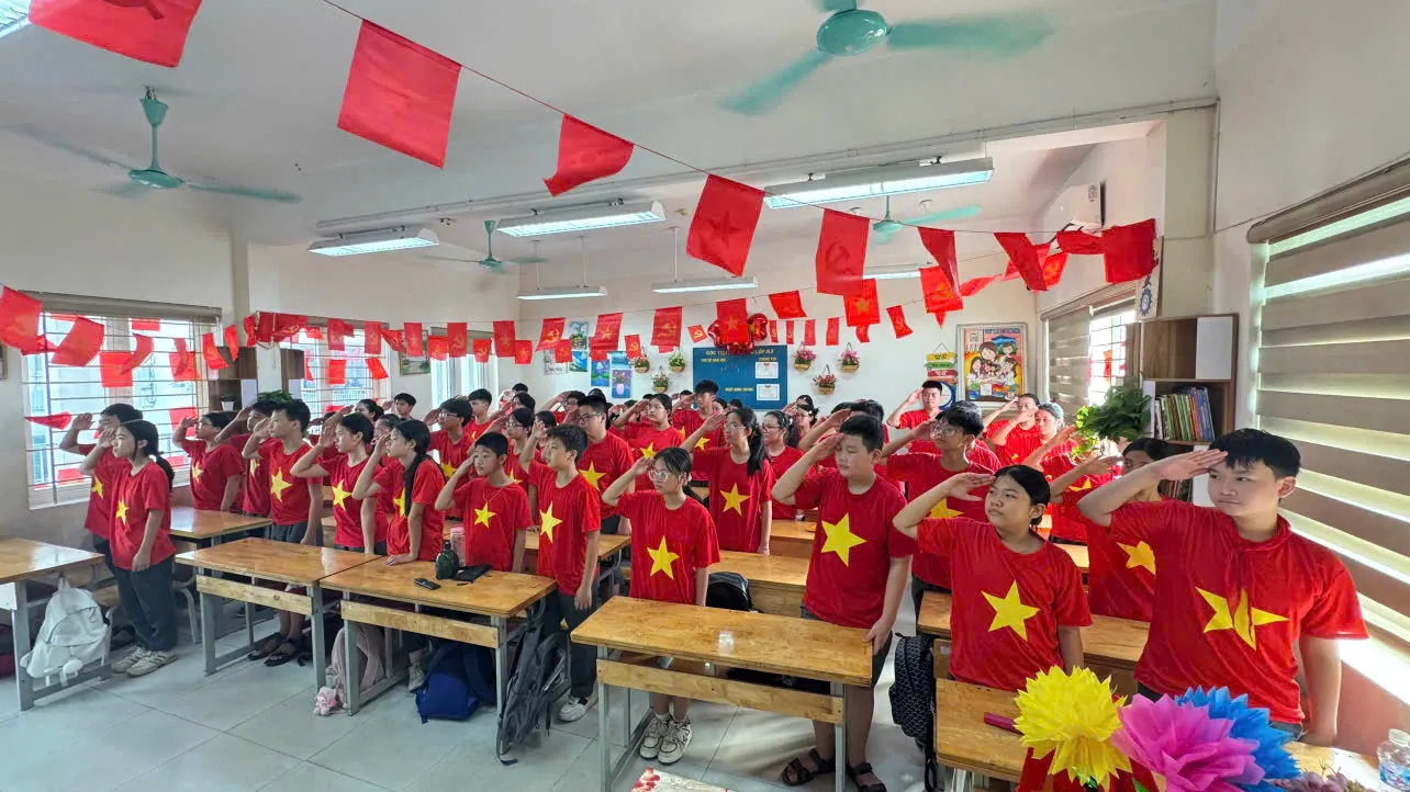 [Ảnh] Năm học mới rợp sắc đỏ cờ Tổ quốc ở các trường khu vực Thanh Xuân